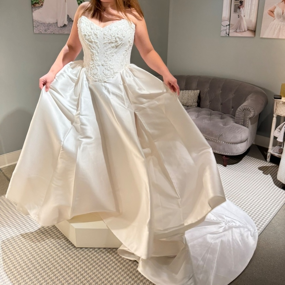 Brand New Unaltered Essense of Australia Wedding Dress (Never Worn!)